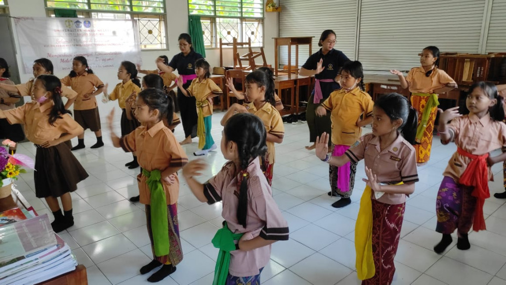 Kegiatan Pasramanan KKN UHN Ida Bagus Sugriwa Denpasar di SDN 7 Dalung